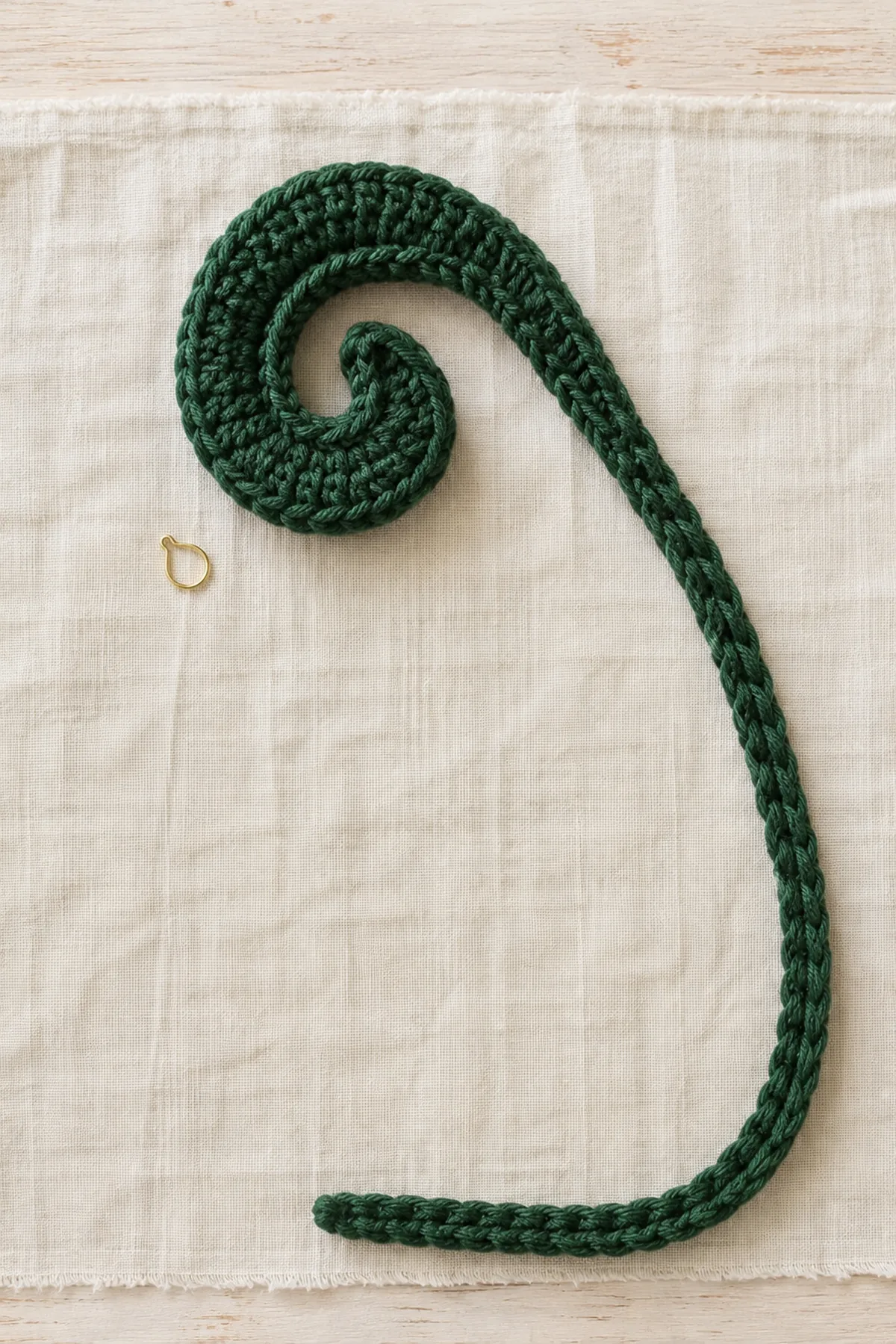 Evergreen foundation chain transforming into a dense four-stitch crochet curl.
