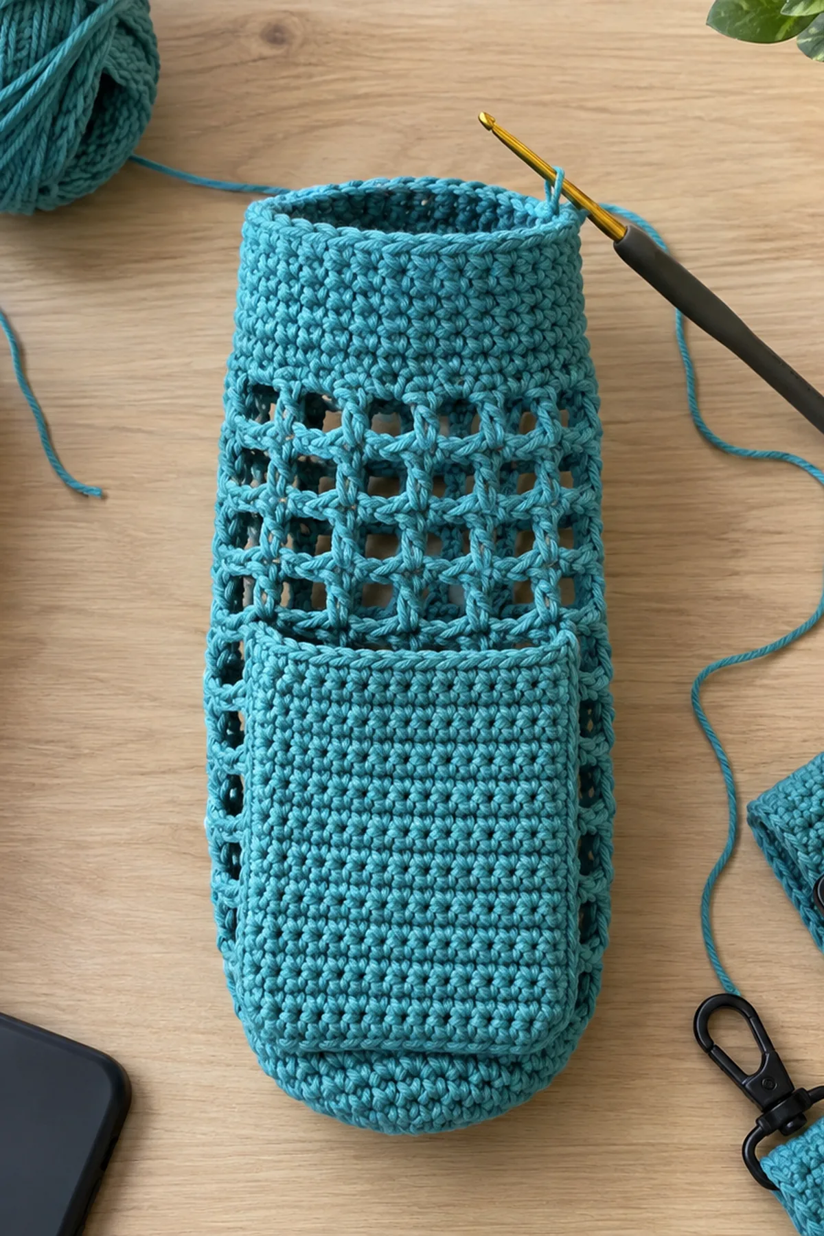 Crochet Water Bottle Holder with Phone Pocket: progress 01 view.